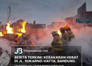 BREAKING NEWS: Kebakaran Hebat Hanguskan Deretan Toko di Jalur Protokol Soekarno-Hatta Bandung Dini Hari Tadi