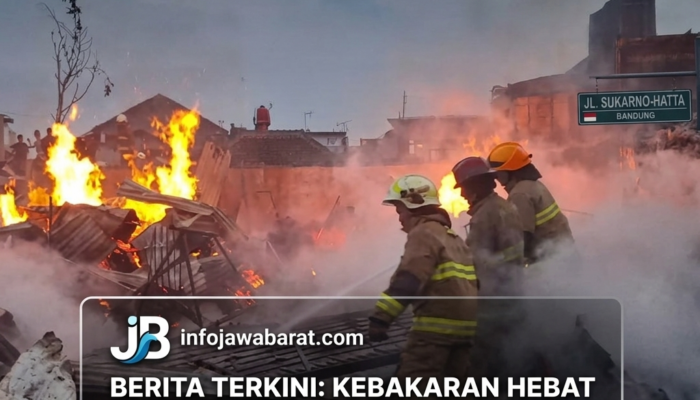 BREAKING NEWS: Kebakaran Hebat Hanguskan Deretan Toko di Jalur Protokol Soekarno-Hatta Bandung Dini Hari Tadi
