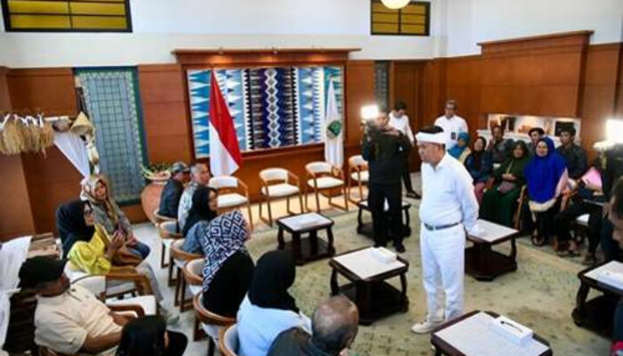 Gubernur Jabar Salurkan Bantuan Dana dan Siapkan Relokasi Bagi Korban Longsor Lembang